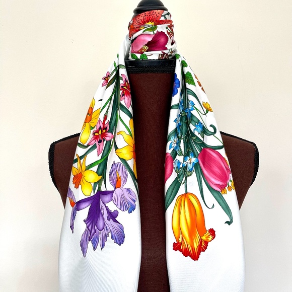 Display #3 Gucci Scarf Iconic Flora Print White Silk Wrap - Picture 13 of 14